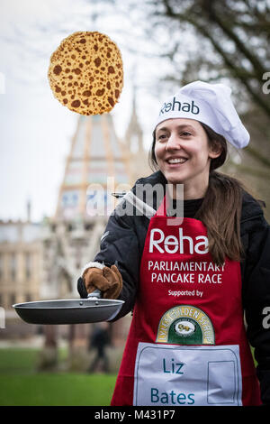London, Großbritannien. 13 Feb, 2018. MPs, Lords und Medien die 21. jährliche Rehab parlamentarischen Pfannkuchen Rennen in Victoria Tower Gardens in Westminster. © Guy Corbishley/Alamy leben Nachrichten Stockfoto