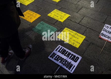 Madrid, Spanien. 13 Feb, 2018. Plakate fordern die Freiheit der Meinungsäußerung auf dem Boden lag nach einem Protest in Madrid, Spanien. Kredit Marcos del Mazo/Alamy leben Nachrichten Stockfoto