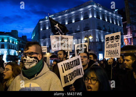 Madrid, Spanien. 13 Feb, 2018. Die Menschen fordern die Freiheit der Rede während eines Protestes. Derzeit mehr als 20 Künstler Gesicht Freiheitsstrafen oder Geldstrafen. Viele andere Menschen haben für soziale Medien Nachrichten beschuldigt worden. In Madrid, Spanien. Kredit Marcos del Mazo/Alamy leben Nachrichten Stockfoto