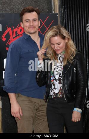 Los Angeles, CA, USA. 12 Feb, 2018. Rupert Friend, Aimee Mullins am Induktion Zeremonie für Stern auf dem Hollywood Walk of Fame für Mandy Patinkin, Hollywood Boulevard, Los Angeles, CA 12. Februar 2018. Credit: Priscilla Grant/Everett Collection/Alamy leben Nachrichten Stockfoto