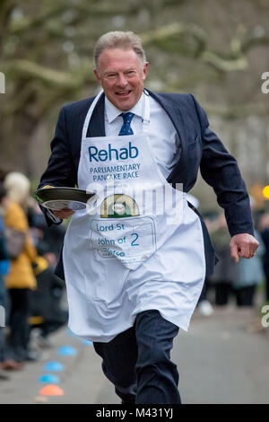 London, Großbritannien. 13 Feb, 2018. MPs, Lords und Medien die 21. jährliche Rehab parlamentarischen Pfannkuchen Rennen in Victoria Tower Gardens in Westminster. © Guy Corbishley/Alamy leben Nachrichten Stockfoto