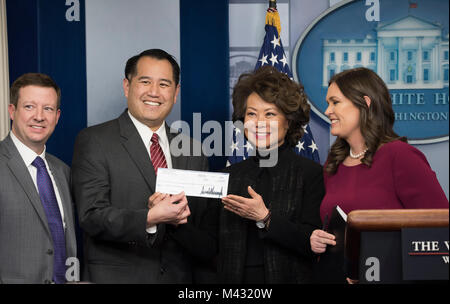 Washington, USA. 13 Feb, 2018. Verkehrsminister Elaine Chao spricht über die Veränderungen der Trumpf-Administration will, während einer Pressekonferenz im Weißen Haus zu erreichen. Sie zeigte auch die $ 100 Tausend Dollar sicherstellen, dass Präsident J Donald Trump in der Abteilung für Transport von seinem Präsidenten Lohn gab. Credit: Patsy Lynch/Alamy leben Nachrichten Stockfoto