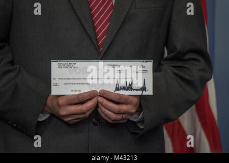 Washington, USA. 13 Feb, 2018. Verkehrsminister Elaine Chao spricht über die Veränderungen der Trumpf-Administration will, während einer Pressekonferenz im Weißen Haus zu erreichen. Sie zeigte auch die $ 100 Tausend Dollar sicherstellen, dass Präsident J Donald Trump in der Abteilung für Transport von seinem Präsidenten Lohn gab. Credit: Patsy Lynch/Alamy leben Nachrichten Stockfoto