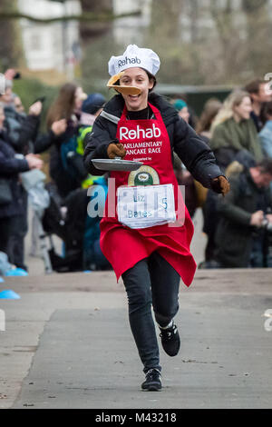 London, Großbritannien. 13 Feb, 2018. MPs, Lords und Medien die 21. jährliche Rehab parlamentarischen Pfannkuchen Rennen in Victoria Tower Gardens in Westminster. © Guy Corbishley/Alamy leben Nachrichten Stockfoto