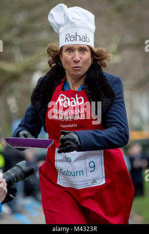 London, Großbritannien. 13 Feb, 2018. MPs, Lords und Medien die 21. jährliche Rehab parlamentarischen Pfannkuchen Rennen in Victoria Tower Gardens in Westminster. © Guy Corbishley/Alamy leben Nachrichten Stockfoto