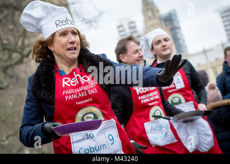 London, Großbritannien. 13 Feb, 2018. MPs, Lords und Medien die 21. jährliche Rehab parlamentarischen Pfannkuchen Rennen in Victoria Tower Gardens in Westminster. © Guy Corbishley/Alamy leben Nachrichten Stockfoto