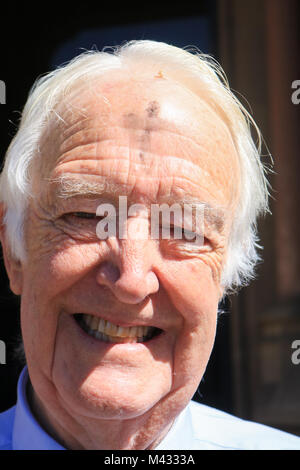 Adelaide, Australien. 14. Feb 2018. Ein Kreuz aus Asche auf die Stirn feierlich worshipper bei St. Peter Kathedrale von Adelaide auf Aschermittwoch gelegt Kennzeichnung der erste Tag der Fastenzeit im christlichen Kalender. Asche auf den Köpfen der Christen als Zeichen der Buße Credit: Amer ghazzal/Alamy Leben Nachrichten platziert Stockfoto