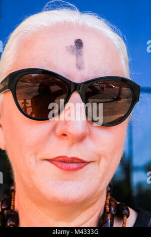 Adelaide, Australien. 14. Feb 2018. Ein Kreuz aus Asche auf die Stirn feierlich worshipper bei St. Peter Kathedrale von Adelaide auf Aschermittwoch gelegt Kennzeichnung der erste Tag der Fastenzeit im christlichen Kalender. Asche auf den Köpfen der Christen als Zeichen der Buße Credit: Amer ghazzal/Alamy Leben Nachrichten platziert Stockfoto