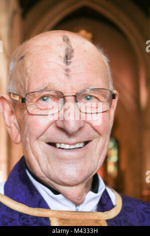 Adelaide, Australien. 14. Feb 2018. Ein Kreuz aus Asche auf die Stirn feierlich worshipper bei St. Peter Kathedrale von Adelaide auf Aschermittwoch gelegt Kennzeichnung der erste Tag der Fastenzeit im christlichen Kalender. Asche auf den Köpfen der Christen als Zeichen der Buße Credit: Amer ghazzal/Alamy Leben Nachrichten platziert Stockfoto