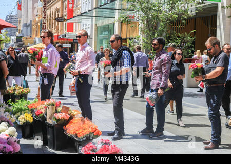 Adelaide, Australien. 14 Feb, 2018. Menschen Warteschlange Blumen vom Floristen auf der Rundle Mall, Adelaide am Valentines Tag, die auch als Fest der Valentine bekannt ist und ist traditionell mit romantischer Liebe und Zuneigung Credit: Amer ghazzal/Alamy Leben Nachrichten zu kaufen Stockfoto