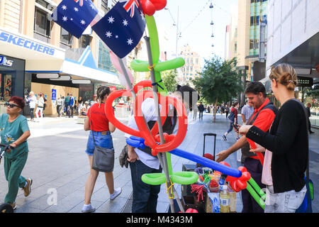 Adelaide, Australien. 14 Feb, 2018. Ein Herz von einem Verkäufer auf balllon Rundle Mall am Valentines Tag, die auch als Fest der Valentine bekannt ist und ist traditionell mit romantischer Liebe und Zuneigung Credit: Amer ghazzal/Alamy Leben Nachrichten zugeordnet ist Stockfoto