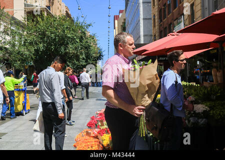 Adelaide, Australien. 14 Feb, 2018. Menschen Warteschlange Blumen vom Floristen auf der Rundle Mall, Adelaide am Valentines Tag, die auch als Fest der Valentine bekannt ist und ist traditionell mit romantischer Liebe und Zuneigung Credit: Amer ghazzal/Alamy Leben Nachrichten zu kaufen Stockfoto