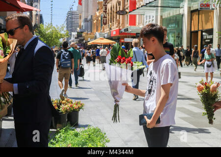 Adelaide, Australien. 14 Feb, 2018. Menschen Warteschlange Blumen vom Floristen auf der Rundle Mall, Adelaide am Valentines Tag, die auch als Fest der Valentine bekannt ist und ist traditionell mit romantischer Liebe und Zuneigung Credit: Amer ghazzal/Alamy Leben Nachrichten zu kaufen Stockfoto