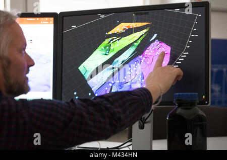 Emlichheim, Deutschland. 8 Feb, 2018. Geophysiker Tobias Fuhren zeigt ein Bild mit einem 3D-Mapping in Emlichheim, Deutschland, 8. Februar 2018. Erdöl ist seit mehr als 70 Jahren in der Grafschaft extrahiert. Öl Produzent Wintershall zielt darauf ab, neue Ölfelder mit seismischen Messungen zu entdecken. Credit: Friso Gentsch/dpa/Alamy leben Nachrichten Stockfoto