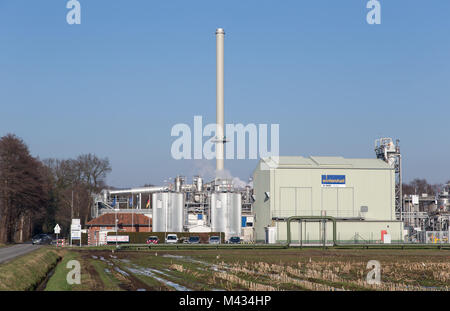 Emlichheim, Deutschland. 8 Feb, 2018. Eine Außenansicht der Wintershall Holding Werk in Emlichheim, Deutschland, 8. Februar 2018. Erdöl ist seit mehr als 70 Jahren in der Grafschaft extrahiert. Öl Produzent Wintershall zielt darauf ab, neue Ölfelder mit seismischen Messungen zu entdecken. Credit: Friso Gentsch/dpa/Alamy leben Nachrichten Stockfoto