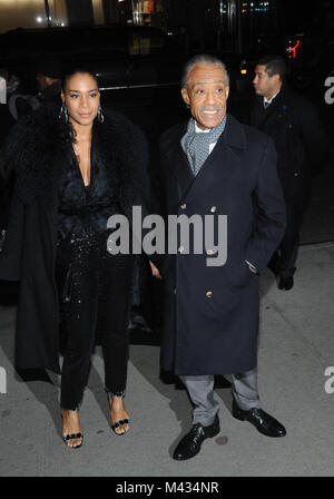 New York, NY, USA. 13 Feb, 2018. Reverend Al Sharpton und Gast beschmutzt außerhalb MoMA auf 53 Street in New York City an der New York Screening der 'Black Panther' am 13. Februar 2018. Quelle: John Palmer/Medien Punch/Alamy leben Nachrichten Stockfoto