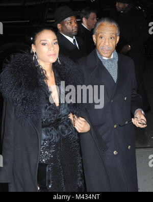 New York, NY, USA. 13 Feb, 2018. Reverend Al Sharpton und Gast beschmutzt außerhalb MoMA auf 53 Street in New York City an der New York Screening der 'Black Panther' am 13. Februar 2018. Quelle: John Palmer/Medien Punch/Alamy leben Nachrichten Stockfoto