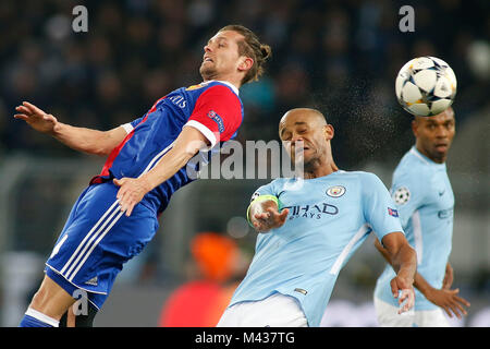 (180214) - Basel, Februar 14, 2018 (Xinhua) - Valentin Stocker (L) von Basel Mias mit Vincent Kompany an Manchester City während der UEFA Champions League Achtelfinale Hinspiel Fussballspiel zwischen dem FC Basel und Manchester City, in Basel, Schweiz, 13.02.2018. Manchester City gewann 4-0. (Xinhua / Michele Limina) Stockfoto