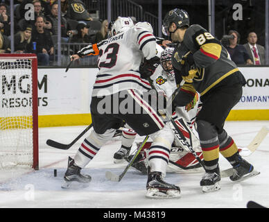 Las Vegas, Nevada, USA. 31 Jan, 2018. Goldene Ritter rechten Flügel Alex Tuch (89) Uhren als Puck schwebt in der Nähe der Ziel Vergangenheit Chicago Blackhawks defenseman Carl Dahlstrom (63) Bei ihrem Spiel der T-Mobile Arena am Dienstag, 13. Februar 2018. Foto von L.E. Baskow Credit: L.E. Baskow/ZUMA Draht/Alamy leben Nachrichten Stockfoto