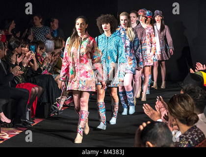 New York, USA, 13. Feb 2018. Modelle der Regen Sammlung der Cuarto Colorado Marke durch den Argentinischen Fashion Designer Rubben Balbi während der New York Fashion Week. Foto von Enrique Ufer/Alamy leben Nachrichten Stockfoto