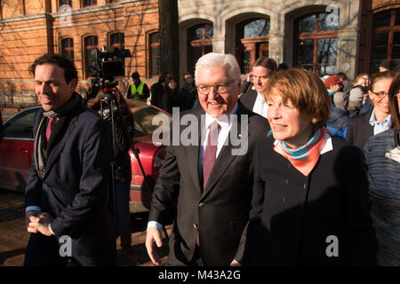 Magdeburg, Deutschland. 14 Feb, 2018. Bundespräsident Dr. Frank-Walter Steinmeier und seine Frau Elke Büdenbender klicken Sie auf die Staatskanzlei in Magdeburg das Gästebuch der Landesregierung von Sachsen-Anhalt zu unterzeichnen. Credit: Mattis Kaminer/Alamy leben Nachrichten Stockfoto