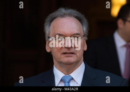 Magdeburg, Deutschland - Februar 14,2018: Sachsen-Anhalts Ministerpräsident Reiner Haseloff wartet Bundespräsident Dr. Frank-Walter Steinmeier vor der Staatskanzlei. Stockfoto