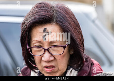 . Anbeter Brentwood an der Römisch-katholischen Kathedrale mit einem Aschenkreuz auf der Stirn bis Aschermittwoch ist der erste Tag der Fastenzeit im christlichen Kalender Credit Marke: Ian Davidson/Alamy leben Nachrichten Stockfoto