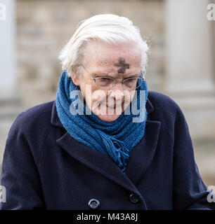 . Anbeter Brentwood an der Römisch-katholischen Kathedrale mit einem Aschenkreuz auf der Stirn bis Aschermittwoch ist der erste Tag der Fastenzeit im christlichen Kalender Credit Marke: Ian Davidson/Alamy leben Nachrichten Stockfoto