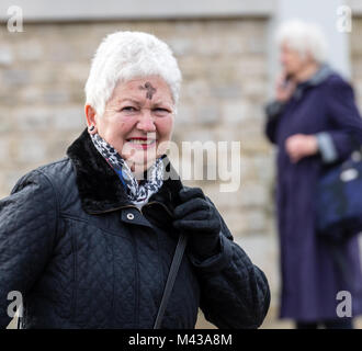 . Anbeter Brentwood an der Römisch-katholischen Kathedrale mit einem Aschenkreuz auf der Stirn bis Aschermittwoch ist der erste Tag der Fastenzeit im christlichen Kalender Credit Marke: Ian Davidson/Alamy leben Nachrichten Stockfoto