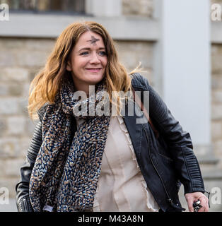 . Anbeter Brentwood an der Römisch-katholischen Kathedrale mit einem Aschenkreuz auf der Stirn bis Aschermittwoch ist der erste Tag der Fastenzeit im christlichen Kalender Credit Marke: Ian Davidson/Alamy leben Nachrichten Stockfoto