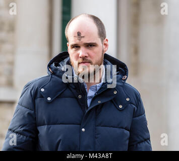 . Anbeter Brentwood an der Römisch-katholischen Kathedrale mit einem Aschenkreuz auf der Stirn bis Aschermittwoch ist der erste Tag der Fastenzeit im christlichen Kalender Credit Marke: Ian Davidson/Alamy leben Nachrichten Stockfoto