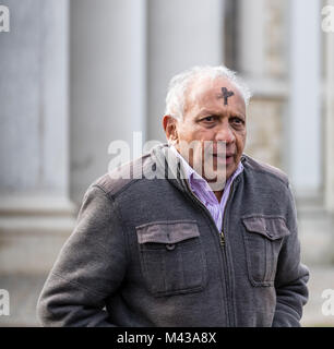 . Anbeter Brentwood an der Römisch-katholischen Kathedrale mit einem Aschenkreuz auf der Stirn bis Aschermittwoch ist der erste Tag der Fastenzeit im christlichen Kalender Credit Marke: Ian Davidson/Alamy leben Nachrichten Stockfoto