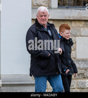 . Anbeter Brentwood an der Römisch-katholischen Kathedrale mit einem Aschenkreuz auf der Stirn bis Aschermittwoch ist der erste Tag der Fastenzeit im christlichen Kalender Credit Marke: Ian Davidson/Alamy leben Nachrichten Stockfoto