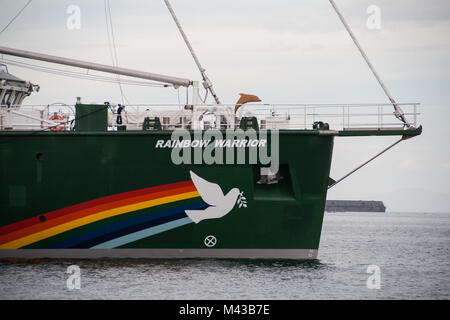 Manila, Philippinen. 14 Feb, 2018. Die Besatzung und die freiwilligen Helfer der Rainbow Warrior war mit einem willkommen geheißen, wie sie Manila für Klimagerechtigkeit zu rufen und den Schutz der Umwelt. Als Teil der asiatischen Tour, das Greenpeace Schiff wird auch Dock auf der Visayan Insel Guimaras, und die Stadt von Tacloban vor der überschrift nach Indonesien, Singapur, Malaysia und Thailand. Credit: J Gerard Seguia/ZUMA Draht/Alamy leben Nachrichten Stockfoto