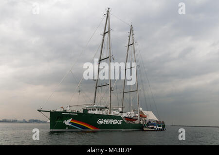 Manila, Philippinen. 14 Feb, 2018. Die Besatzung und die freiwilligen Helfer der Rainbow Warrior war mit einem willkommen geheißen, wie sie Manila für Klimagerechtigkeit zu rufen und den Schutz der Umwelt. Als Teil der asiatischen Tour, das Greenpeace Schiff wird auch Dock auf der Visayan Insel Guimaras, und die Stadt von Tacloban vor der überschrift nach Indonesien, Singapur, Malaysia und Thailand. Credit: J Gerard Seguia/ZUMA Draht/Alamy leben Nachrichten Stockfoto