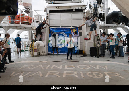 Manila, Philippinen. 14 Feb, 2018. Die Besatzung und die freiwilligen Helfer der Rainbow Warrior war mit einem willkommen geheißen, wie sie Manila für Klimagerechtigkeit zu rufen und den Schutz der Umwelt. Als Teil der asiatischen Tour, das Greenpeace Schiff wird auch Dock auf der Visayan Insel Guimaras, und die Stadt von Tacloban vor der überschrift nach Indonesien, Singapur, Malaysia und Thailand. Credit: J Gerard Seguia/ZUMA Draht/Alamy leben Nachrichten Stockfoto