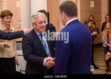 Riga, Lettland. 14 Feb, 2018. John Bercow, Mitglied des Europäischen Parlaments für Buckingham und der Sprecher des britischen Unterhauses trifft sich mit Premierminister der Republik Lettland Maris Kucinskis. Regierung von Lettland. Credit: gints Ivuskans/Alamy leben Nachrichten Stockfoto