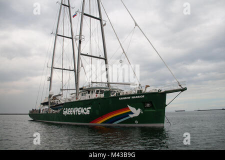 Manila, Philippinen. 14 Feb, 2018. Die Besatzung und die freiwilligen Helfer der Rainbow Warrior war mit einem willkommen geheißen, wie sie Manila für Klimagerechtigkeit zu rufen und den Schutz der Umwelt. Als Teil der asiatischen Tour, das Greenpeace Schiff wird auch Dock auf der Visayan Insel Guimaras, und die Stadt von Tacloban vor der überschrift nach Indonesien, Singapur, Malaysia und Thailand. Credit: J Gerard Seguia/ZUMA Draht/Alamy leben Nachrichten Stockfoto