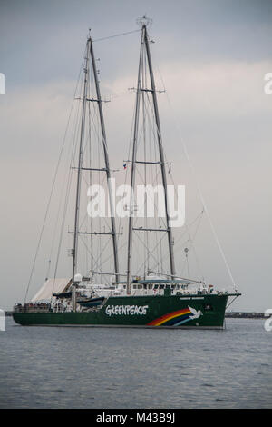 Manila, Philippinen. 14 Feb, 2018. Die Besatzung und die freiwilligen Helfer der Rainbow Warrior war mit einem willkommen geheißen, wie sie Manila für Klimagerechtigkeit zu rufen und den Schutz der Umwelt. Als Teil der asiatischen Tour, das Greenpeace Schiff wird auch Dock auf der Visayan Insel Guimaras, und die Stadt von Tacloban vor der überschrift nach Indonesien, Singapur, Malaysia und Thailand. Credit: J Gerard Seguia/ZUMA Draht/Alamy leben Nachrichten Stockfoto