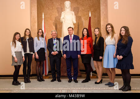 Riga, Lettland. 14 Feb, 2018. John Bercow, der Sprecher des britischen Unterhauses und dem Premierminister der Republik Lettland Maris Kucinskis wirft mit Studierenden des Hadows' Programm der Regierung von Lettland. Credit: gints Ivuskans/Alamy leben Nachrichten Stockfoto