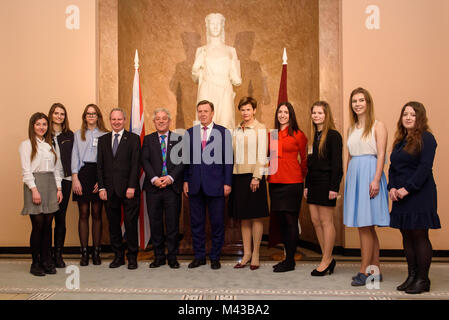 Riga, Lettland. 14 Feb, 2018. John Bercow, der Sprecher des britischen Unterhauses und dem Premierminister der Republik Lettland Maris Kucinskis wirft mit Studierenden des Hadows' Programm der Regierung von Lettland. Credit: gints Ivuskans/Alamy leben Nachrichten Stockfoto