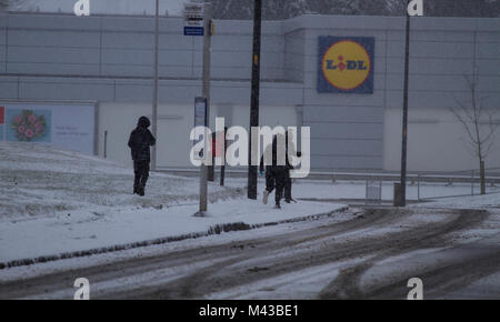 Dundee, Schottland, Großbritannien. 14. Februar, 2018. UK Wetter: Starker Schneefall in Nordostschottland mit Temperaturen nahe dem Gefrierpunkt. Schule Kinder, die in der winterlichen Bedingungen um Arldler Dorf während Ihrer Mittagspause. Credits: Dundee Photographics/Alamy leben Nachrichten Stockfoto