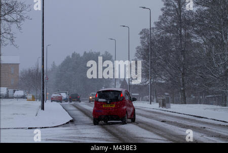 Dundee, Schottland, Großbritannien. 14. Februar, 2018. UK Wetter: im Norden und Osten Schottland mit Temperaturen nahe dem Gefrierpunkt. Die Autofahrer fahren mit Sorgfalt in der winterlichen Bedingungen um Arldler Dorf in Dundee, Großbritannien. Credits: Dundee Photographics/Alamy leben Nachrichten Stockfoto