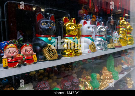 Glück glück Katzen Maneki Neko, zum Verkauf in Souvenir shop in Chinatown, London England United Kingdom UK Stockfoto