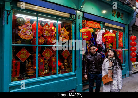 Käufer an Souvenirshop in Chinatown, London, England, Vereinigtes Königreich, Großbritannien Stockfoto