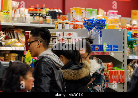 Käufer an Lebensmittel Supermarkt in Chinatown, London, England, Vereinigtes Königreich, Großbritannien Stockfoto