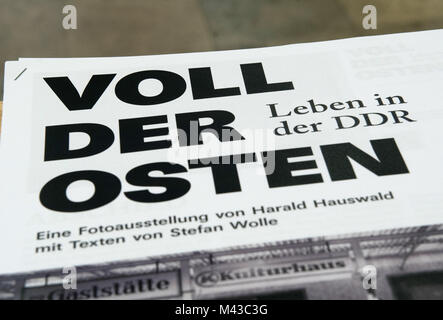 Berlin, Deutschland. 14 Feb, 2018. "Völlig Osten. Das Leben in der DDR' auf eine Broschüre, die während einer Pressekonferenz auf der Ausstellung "Total Osten geschrieben. Das Leben in der DDR" von Harald Hauswald in Berlin, Deutschland, 14. Februar 2018. Credit: Paul Zinken/dpa/ZB/dpa/Alamy leben Nachrichten Stockfoto