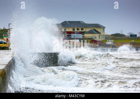 Prestwick, Ayrshire, UK. 14. Februar, 2018. Starke Stürme verursachen hohe See und Wellen und Promenade Überschwemmungen in der Nähe von Prestwick Sailing Club. Wettervorhersage warnen vor mehr Wetter in den nächsten Tagen zu kommen. Credit: Findlay/Alamy leben Nachrichten Stockfoto