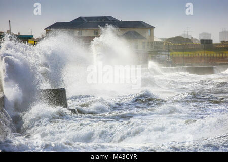 Prestwick, Ayrshire, UK. 14. Februar, 2018. Starke Stürme verursachen hohe See und Wellen und Promenade Überschwemmungen in der Nähe von Prestwick Sailing Club. Wettervorhersage warnen vor mehr Wetter in den nächsten Tagen zu kommen. Credit: Findlay/Alamy leben Nachrichten Stockfoto