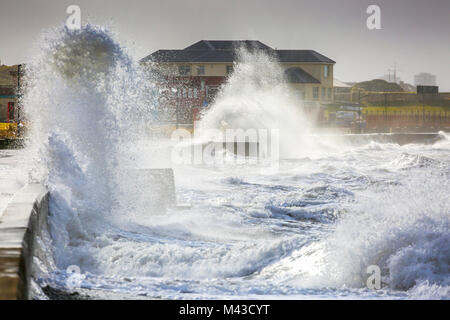 Prestwick, Ayrshire, UK. 14. Februar, 2018. Starke Stürme verursachen hohe See und Wellen und Promenade Überschwemmungen in der Nähe von Prestwick Sailing Club. Wettervorhersage warnen vor mehr Wetter in den nächsten Tagen zu kommen. Credit: Findlay/Alamy leben Nachrichten Stockfoto